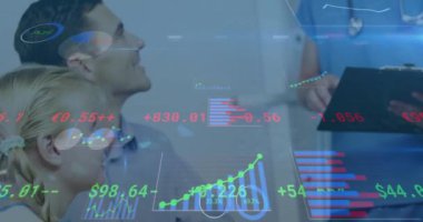 Finansal verileri ve istatistik animasyonları olan sağlık uzmanları hastanede tartışıyorlar. Tıbbi, takım çalışması, işbirliği, analiz, çizelgeler, tartışma