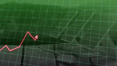Güneş panelleri ve yeşil şebeke arkaplanı üzerinde yükselen kırmızı çizgi grafik animasyonu. Yenilenebilir enerji, büyüme, ilerleme, teknoloji, sürdürülebilirlik