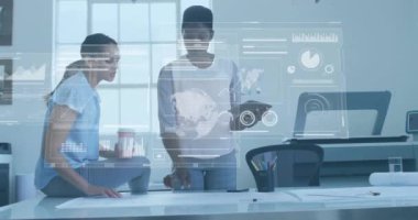 Verilerin analiz edilmesi ve projenin tartışılması, dijital arayüz animasyonuna sahip iş arkadaşları. analiz, tartışma, takım çalışması, teknoloji, işbirliği, toplantı