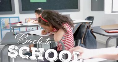Sınıfta yazan çeşitli okul çocukları üzerine okula dönüş metninin animasyonu. Teknoloji, eğitim ve dijital arayüz kavramı, dijital olarak oluşturulmuş video.