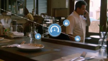 Bağlantıların ve güvenlik simgelerinin oluşturduğu bir ağ kafede telefonla konuşan bir adamın animasyonu. Teknoloji, iletişim, ağ, siber güvenlik, dijital, mobil