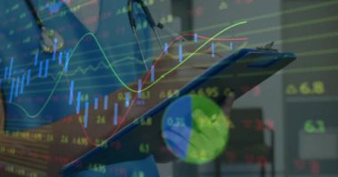 Pano tutuyor. Steteskopu finansal veri animasyonunda olan bir tıp uzmanı. Sağlık, analiz, teknoloji, dijital, raporlama, araştırma