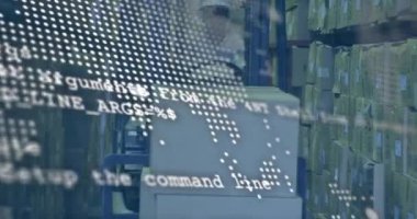 Depo çalışanı forklift kullanıyor, depolama raflarında veri işleme animasyonu yapıyor. Lojistik, ulaşım, envanter, teknoloji, tedarik zinciri, verimlilik