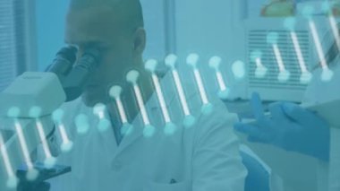 Mikroskop kullanan çift ırklı erkek bilim adamının DNA iplikçiklerinin animasyonu. Bilim ve dijital arayüz kavramı, dijital olarak üretilen video.