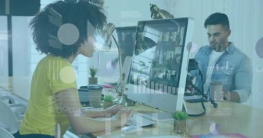 Ofisteki bilgisayar kullanan Afrikalı Amerikalı iş kadınının finansal veri işleme animasyonu. Küresel iş, finans, bilgisayar ve dijital arayüz kavramı, dijital olarak oluşturulmuş video.