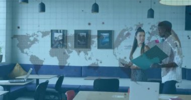 Dünya haritası ve veriler modern ofiste tartışan çeşitli meslektaşların animasyonunu gösteriyor. Takım çalışması, işbirliği, iş, teknoloji, beyin fırtınası, strateji