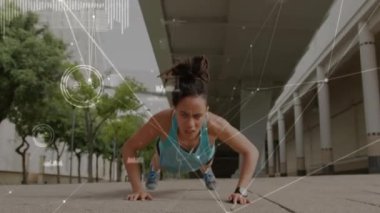 Şınav çeken, üzerinde veri işleme animasyonuyla dışarıda egzersiz yapan bir kadın. Fitness, egzersiz, atlet, teknoloji, sağlık, güç