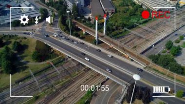 Kayıt zamanlayıcısının animasyonuyla karayolu ve tren raylarının havadan görüntüsü. Ulaşım, altyapı, lojistik, seyahat, hareketlilik, sanayi