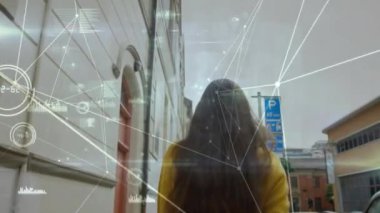 Sokakta yürüyen, uzun saçlı bir kadın ağ bağlantıları animasyonunda. Teknoloji, fütürist, bağlantı, dijital, kentsel, yaşam tarzı