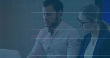 Finansal veriler inceleniyor, borsa grafik animasyonu yapan iş adamları bitti. Finans, yatırım, veri analizi, grafikler, grafikler, büyüme