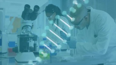 Deney yapan çift ırklı bilim adamlarının DNA iplikçiklerinin animasyonu. Bilim ve dijital arayüz kavramı, dijital olarak üretilen video.