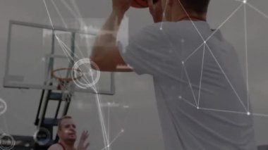 Basketbolcuların basket atması üzerine bağlantılar ve veri işleme animasyonu ağı. Teknoloji, ağ oluşturma, yenilik, spor, takım çalışması, görselleştirme