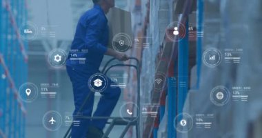 Depo işçisi kutuları istifliyor, lojistik veri işleme animasyonunu olay yerinin üzerine yığıyor. ulaşım, tedarik zinciri, veri analizi, nakliye, depolama, nakliye