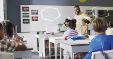 Sınıfta erkek öğretmenle birlikte öğrenen çeşitli öğrencilerin kimyasal formüllerinin animasyonu. Eğitim, teknoloji ve dijital arayüz kavramı, dijital olarak oluşturulmuş video.