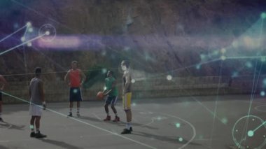 Ağ bağlantıları ve veri işleme animasyonu olan basketbol oyuncuları sahada. Spor, takım çalışması, teknoloji, yenilik, veri analizi, dijital