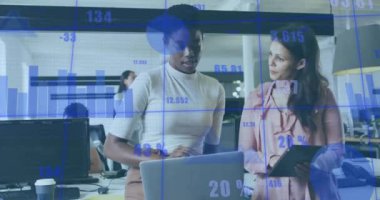 İş verileri, ofiste iş tartışan iki kadının animasyonlarını gösteriyor. tartışma, toplantı, teknoloji, takım çalışması, işbirliği, çalışma alanı