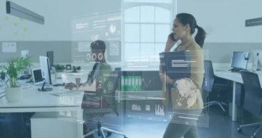 Ofis ortamında veri analizi animasyonu yapan bir iş kadını telefonda. technology, communication, Corporation, analysis, professional, digital