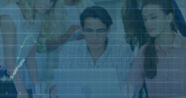 Dizüstü bilgisayarda çalışan çeşitli iş adamları üzerindeki finansal veri animasyonlarını analiz ediyorum. takım çalışması, işbirliği, analiz, istatistik, ofis, profesyonel