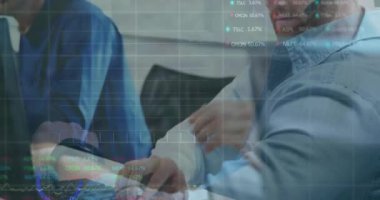 Kafkasyalı iş adamının telefon ve bilgisayar kullanarak finansal veri işleme animasyonu. Küresel iş, finans, iletişim ve dijital arayüz kavramı, dijital olarak oluşturulmuş video.