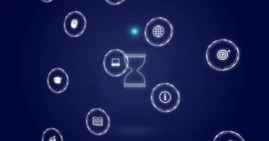 Kum saati ve eğitimi ve bilgiyi temsil eden çeşitli ikonlar, yüzen animasyonlar. Zaman, bilgi, öğrenme, çalışma, teknoloji, dijital