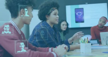 Toplantı odasında tartışan çeşitli iş adamları için yüz tanıma animasyonu. Teknoloji, takım çalışması, çeşitlilik, yenilik, yapay zeka, yazılım