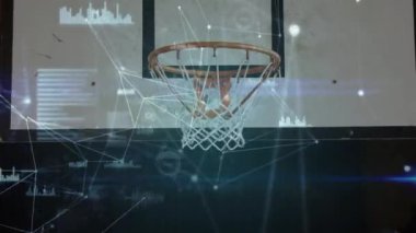 Ağ bağlantıları üzerinden top ve veri işleme animasyonuyla basketbol potası. spor, teknoloji, analiz, yapay zeka, görselleştirme, siber