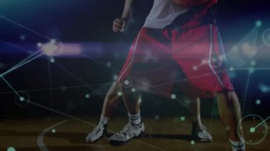 Ağ bağlantıları ve veriler sahadaki basketbol oyuncularının üzerinde bir animasyon olduğunu gösteriyor. Teknoloji, bağlantı, ağ, spor, takım çalışması, analiz