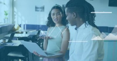 Dizüstü bilgisayardaki verileri, finansal çizelgeleri olan iş arkadaşlarını inceliyorum. Takım çalışması, analiz, işbirliği, toplantı, ofis, teknoloji