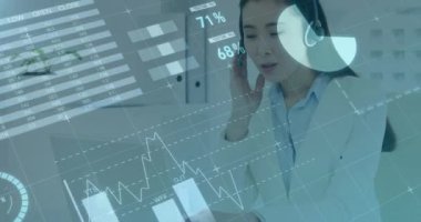 Asyalı iş kadınının telefon ve bilgisayar kullanarak finansal veri işleme animasyonu. Küresel iş, finans, iletişim ve dijital arayüz kavramı, dijital olarak oluşturulmuş video.