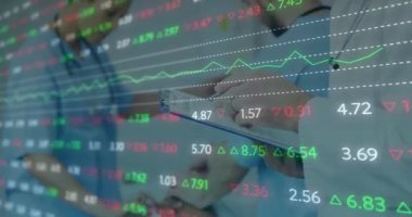 Hasta dosyasını tartışan tıp uzmanları üzerinde borsa veri animasyonu. Maliye, sağlık, veri analizi, takım çalışması, iş dünyası, teknoloji