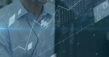 Kafkasyalı iş adamının telefon ve bilgisayar kullanarak finansal veri işleme animasyonu. Küresel iş, finans, iletişim ve dijital arayüz kavramı, dijital olarak oluşturulmuş video.