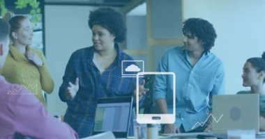 İş verileri modern ofiste çeşitli takımların tartışması üzerine animasyon çizelgeleri hazırlıyor. Tartışma, toplantı, işbirliği, teknoloji, strateji, beyin fırtınası