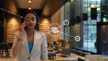 Ağ bağlantıları ve veri işleme animasyonu akıllı telefondan konuşan iş kadını üzerine. Teknoloji, iletişim, ağ, bağlantı, dijital, ofis kavramı