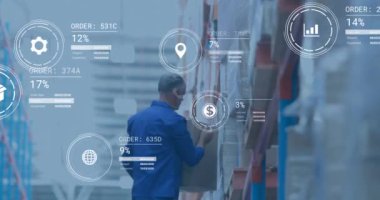 Depo çalışanı kutuları taşıyor, lojistik veri işleme animasyonunu olay yerinde yapıyor. nakliye, ulaşım, tedarik zinciri, envanter, otomasyon, teknoloji konsepti