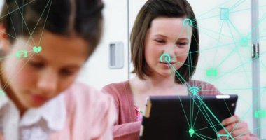 Dijital ağlı tabletler ve veri paylaşım animasyonu kullanan çocuklar. Teknoloji, ağ, iletişim, eğitim, öğrenme, aygıtlar