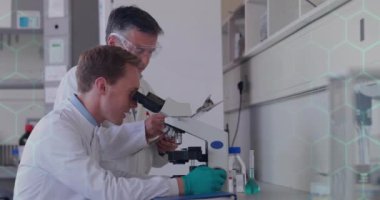 Laboratuvardaki çeşitli bilim adamları üzerinde bilimsel veri işleme animasyonu. Küresel bilim, bağlantılar, hesaplama ve veri işleme kavramı, dijital olarak oluşturulmuş video.