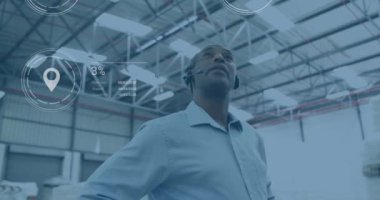 Telefonda konuşan, lojistik ve veri işleme animasyonlarıyla çevrili bir adam. technology, communication, business, analysis, management, transportation