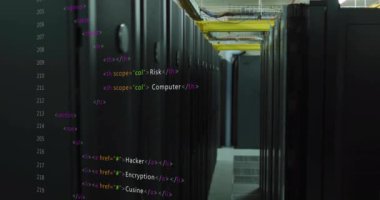 Veri merkezindeki sunucu raflarının üzerinde bilgisayar kodu animasyonu. Teknoloji, siber güvenlik, ağ oluşturma, sunucular, kodlama, programlama
