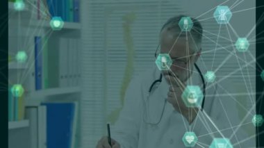 Doktor ofis geçmişinde tıbbi ağ animasyonu içeren notlar yazıyor. Sağlık, teknoloji, tıp, profesyonel, bağlantı, veri