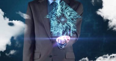 Beyaz erkek, orta yaşlı, elinde parlak dijital bir beyin, koyu renk bir takım elbise var. Havada oluşan bir devre deseni dinamik bir sahne yaratıyor.