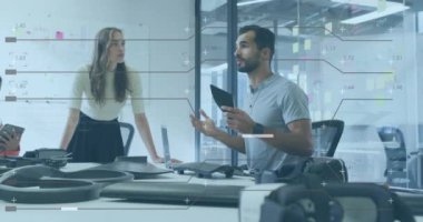 Modern ofiste çeşitli takımların tartışması üzerine iş veri analizi animasyonu. Takım çalışması, işbirliği, tartışma, sunum, strateji, teknoloji