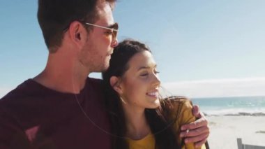 Kumsalda kucaklaşan çiftin dairesel animasyonu. Aşk, aşk, kucak, siluet, dalgalar, günbatımı