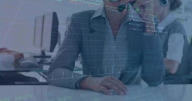 Telefon kulaklıkları ve bilgisayarlar kullanılarak çeşitli meslektaşlar üzerinde finansal veri işleme animasyonu. Küresel iş, finans, iletişim ve dijital arayüz kavramı, dijital olarak oluşturulmuş video.