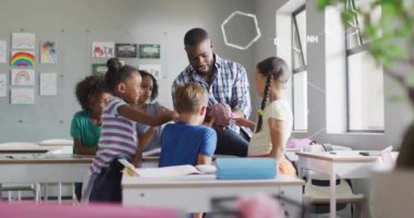 Sınıfta erkek öğretmenle birlikte öğrenen çeşitli öğrencilerin kimyasal formüllerinin animasyonu. Eğitim, teknoloji ve dijital arayüz kavramı, dijital olarak oluşturulmuş video.