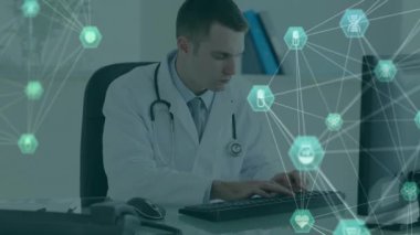 Doktorun klavye, tıbbi ağ ve veri işleme animasyonu üzerinde yazması. Sağlık, teknoloji, dijital, bilgi, analiz, sanal