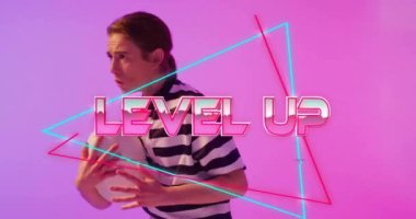 Çizgili gömlekli ve geometrik şekilli kişi yerine metin animasyonunu ölç. Yükseltme, ilerleme, başarı, oyun, başarı, soyut