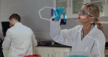 Laboratuvardaki çeşitli bilim adamları üzerinde bilimsel veri işleme animasyonu. Küresel bilim, bağlantılar, hesaplama ve veri işleme kavramı, dijital olarak oluşturulmuş video.