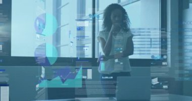 Ofisteki dizüstü bilgisayarını kullanan Afro-Amerikan iş kadınının finansal veri işleme animasyonu. Küresel iş, finans, bilgisayar ve dijital arayüz kavramı, dijital olarak oluşturulmuş video.