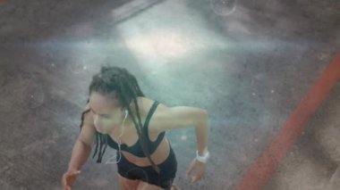 Fütürist veri işleme animasyonunda koşan bir atlet. Spor, atletik, koşucu, teknoloji, yenilik, performans