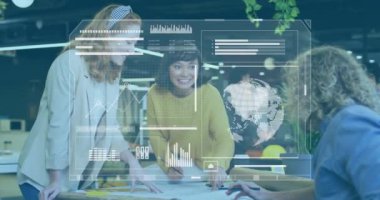 Verilerin analiz edilmesi ve stratejinin tartışılması, dijital arayüz animasyonuna sahip iş kadınları. teknoloji, analiz, işbirliği, takım çalışması, tartışma, yenilik